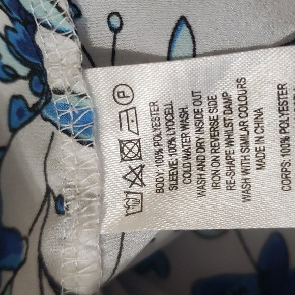 French Connection. Blues & White Floral Top' Raglan 3/4 Sleeves; Scoop Neck. EUC - Picture 9 of 12